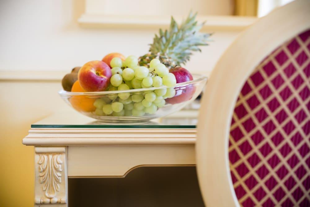Luxury Family Hotel Royal Palace Πράγα Εξωτερικό φωτογραφία Fruit bowl