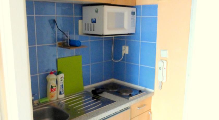 Luxury Family Hotel Royal Palace Πράγα Εξωτερικό φωτογραφία A microwave oven in a kitchen