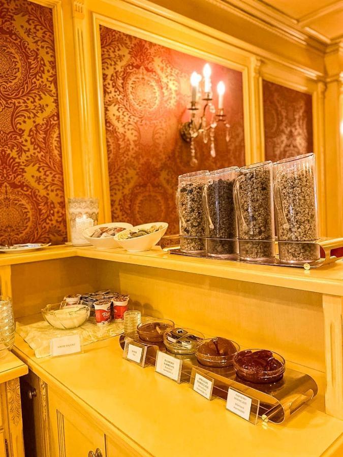 Luxury Family Hotel Royal Palace Πράγα Εξωτερικό φωτογραφία Tea at the Taj Mahal Palace Hotel