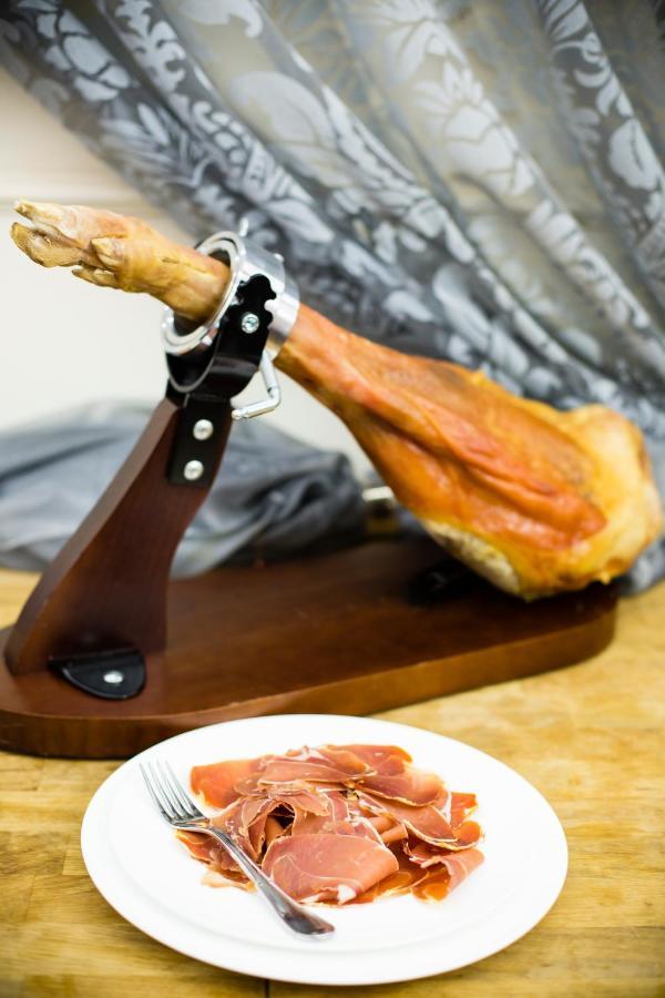Luxury Family Hotel Royal Palace Πράγα Εξωτερικό φωτογραφία Jamón Ibérico