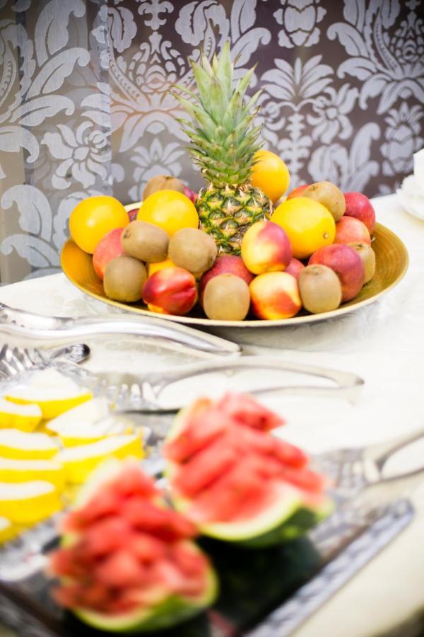 Luxury Family Hotel Royal Palace Πράγα Εξωτερικό φωτογραφία Fruit salad