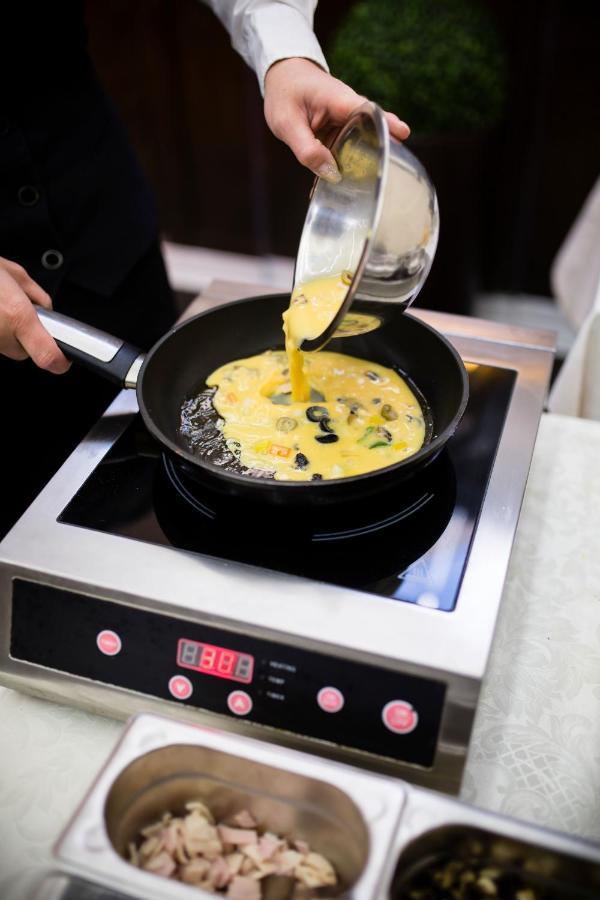 Luxury Family Hotel Royal Palace Πράγα Εξωτερικό φωτογραφία Induction cooking