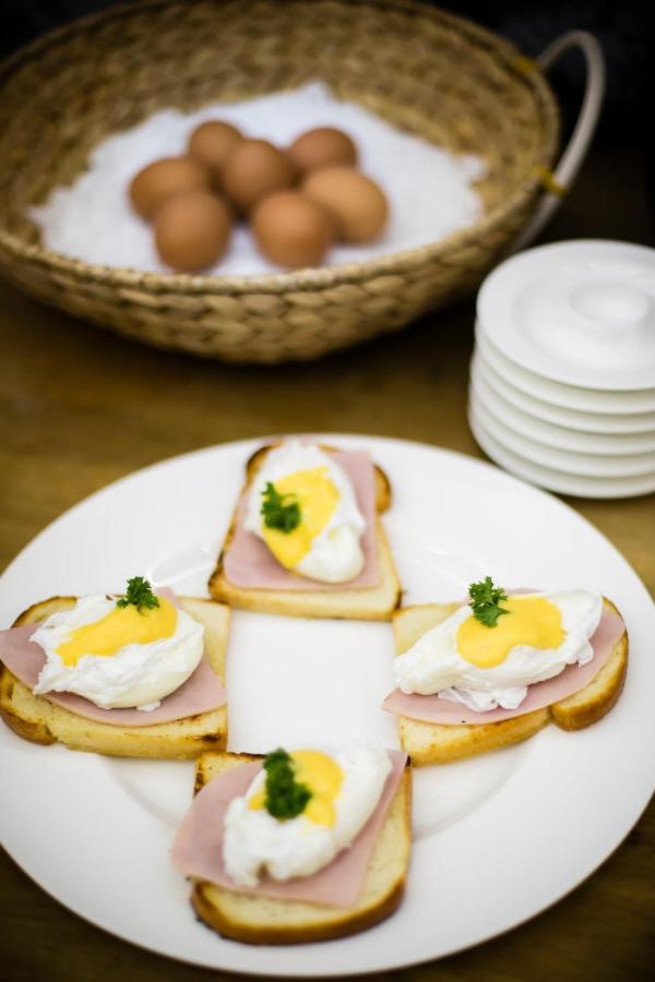 Luxury Family Hotel Royal Palace Πράγα Εξωτερικό φωτογραφία Ham and egg on toast