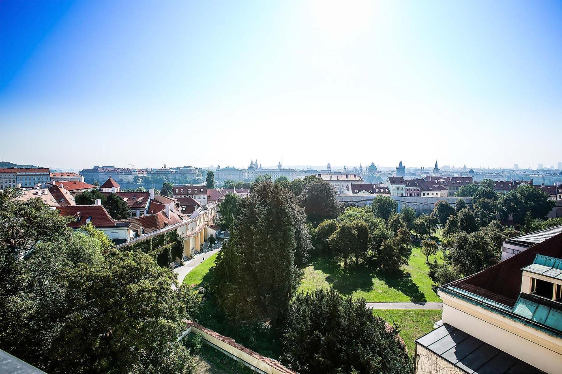 Luxury Family Hotel Royal Palace Πράγα Εξωτερικό φωτογραφία View of the park