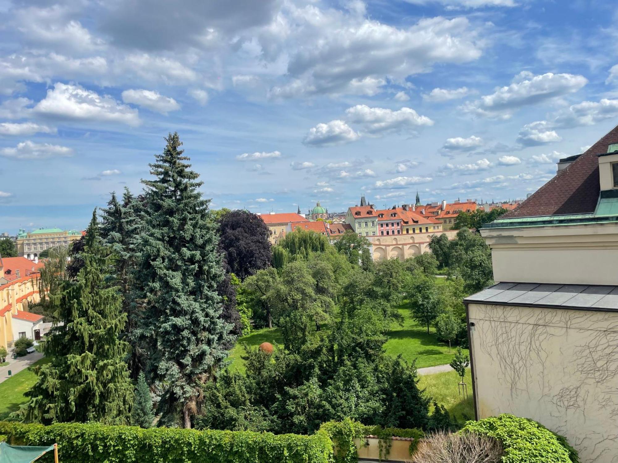 Luxury Family Hotel Royal Palace Πράγα Εξωτερικό φωτογραφία View of the park