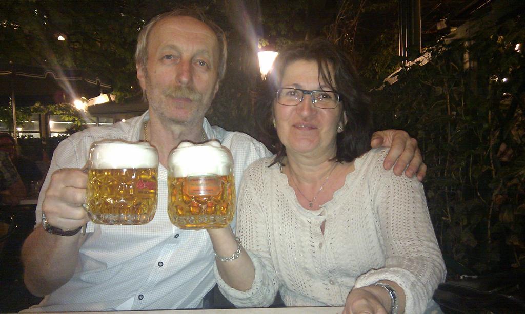 Luxury Family Hotel Royal Palace Πράγα Εξωτερικό φωτογραφία A German couple drinking beer