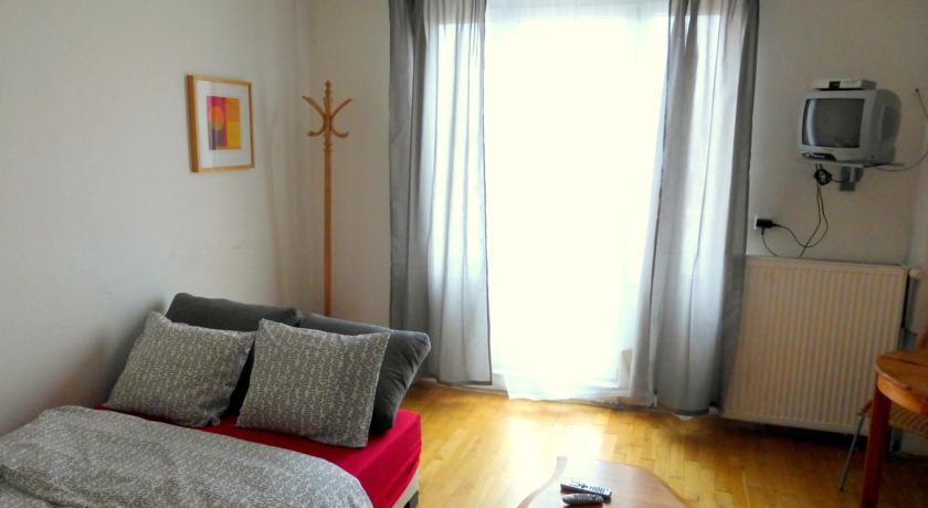 Luxury Family Hotel Royal Palace Πράγα Δωμάτιο φωτογραφία A room at the hostel