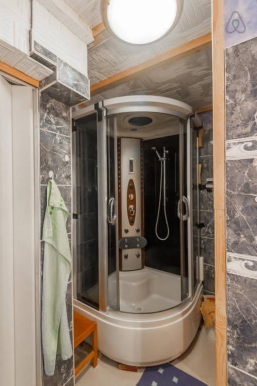 Luxury Family Hotel Royal Palace Πράγα Εξωτερικό φωτογραφία A shower cubicle