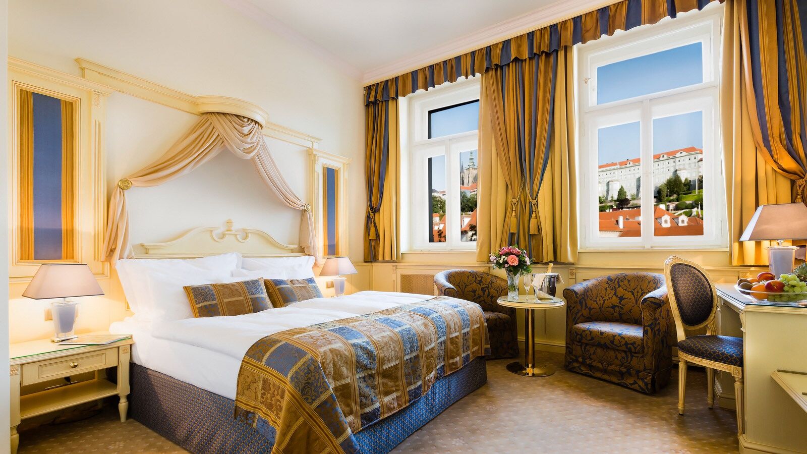 Luxury Family Hotel Royal Palace Πράγα Δωμάτιο φωτογραφία A room at the Hotel Imperial