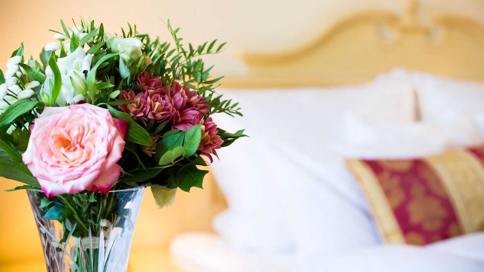 Luxury Family Hotel Royal Palace Πράγα Δωμάτιο φωτογραφία A bouquet of flowers