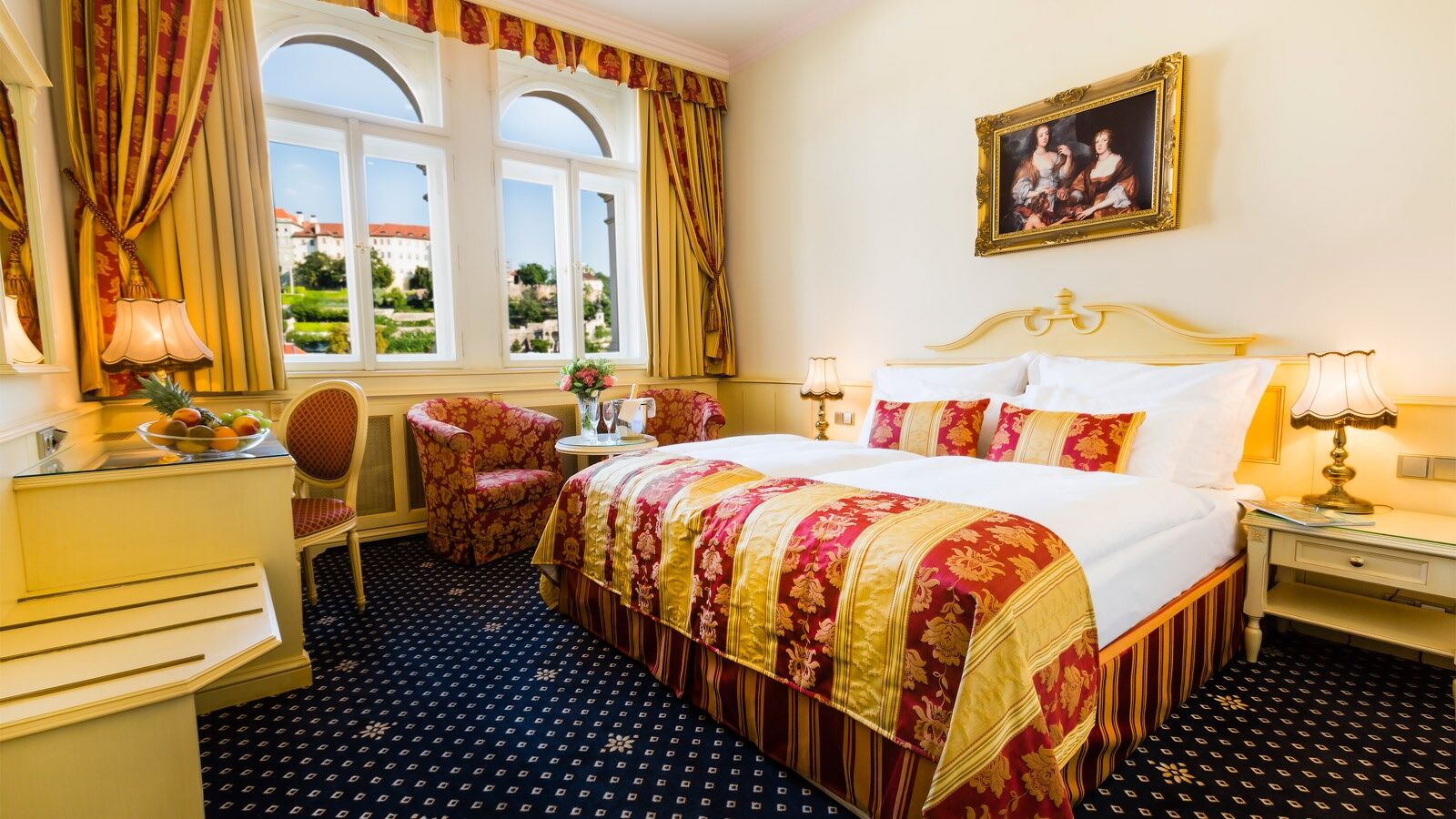 Luxury Family Hotel Royal Palace Πράγα Δωμάτιο φωτογραφία A room at the hotel