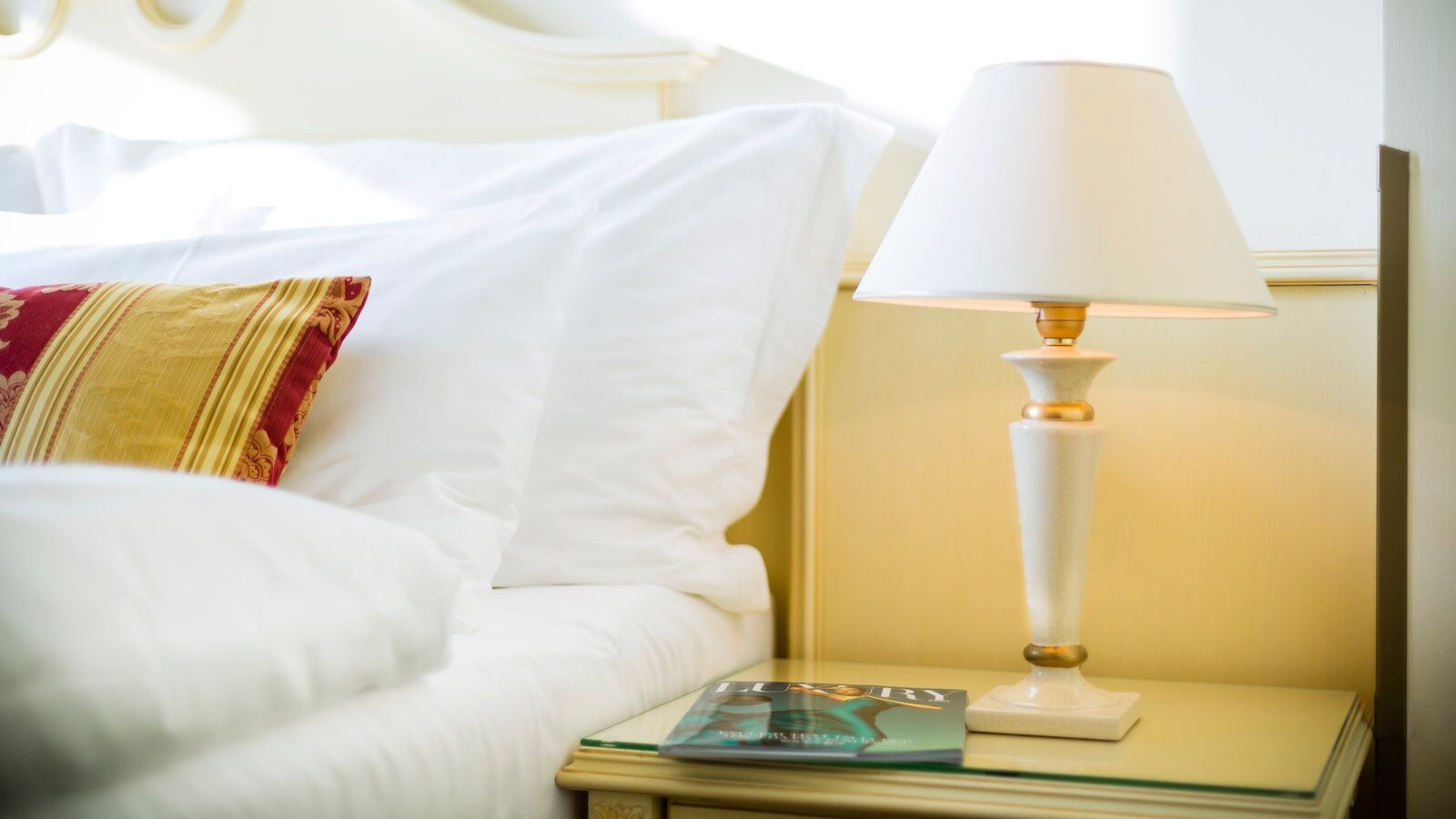 Luxury Family Hotel Royal Palace Πράγα Δωμάτιο φωτογραφία A bedside lamp