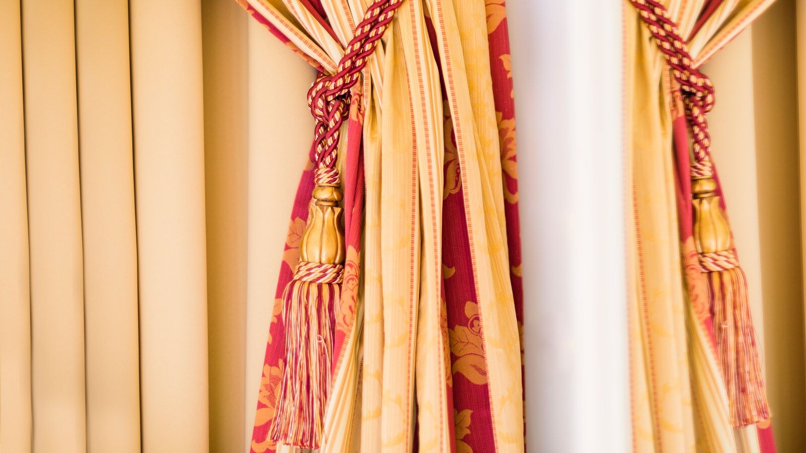 Luxury Family Hotel Royal Palace Πράγα Δωμάτιο φωτογραφία Curtains