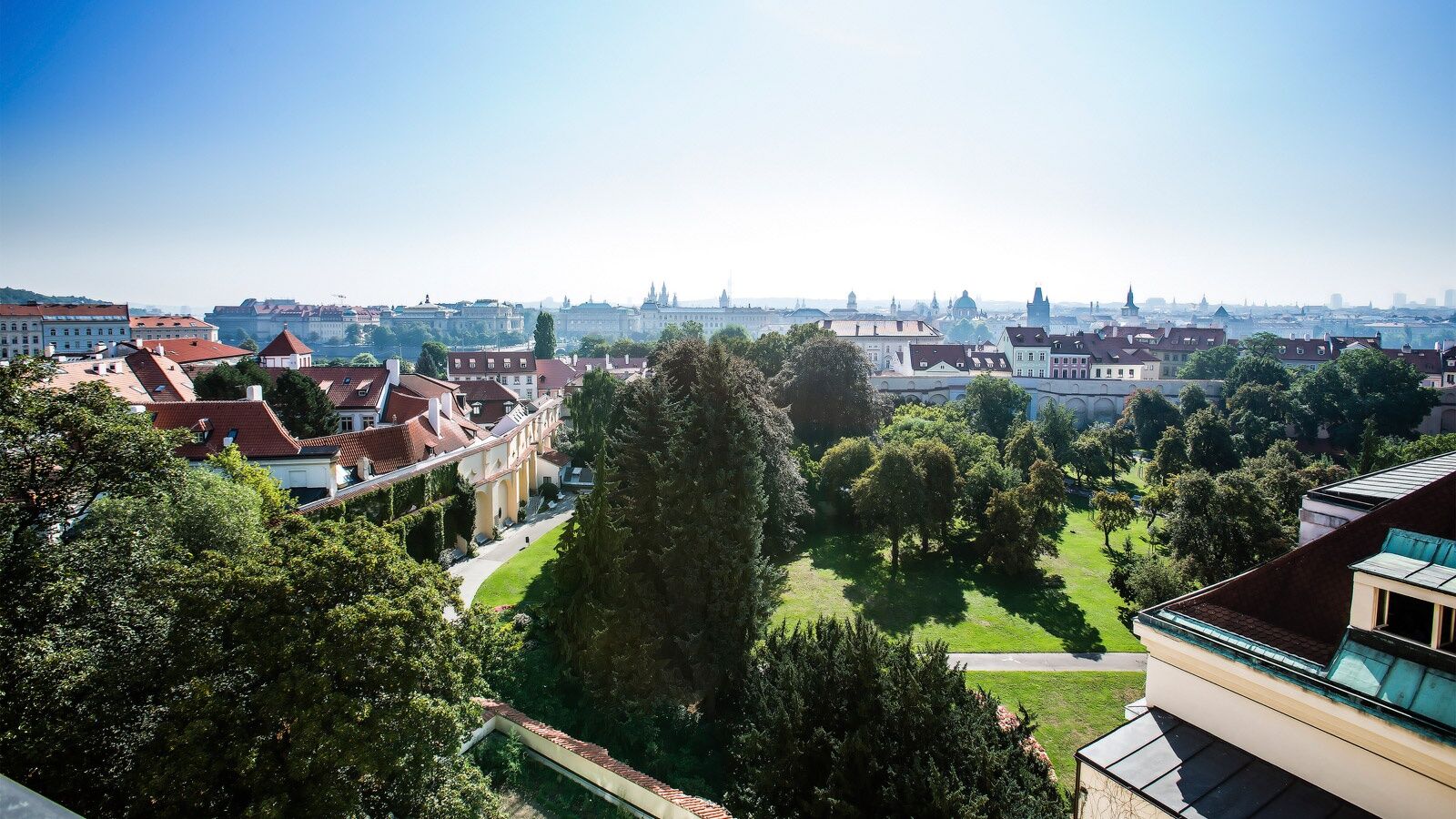 Luxury Family Hotel Royal Palace Πράγα Εξωτερικό φωτογραφία View of the park