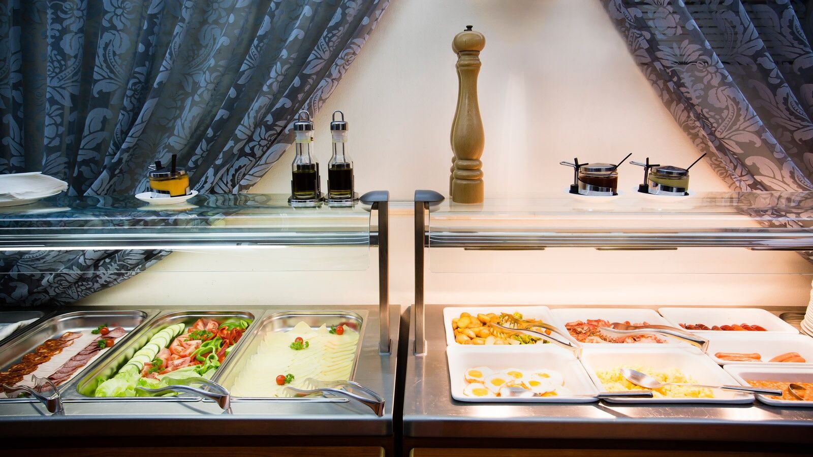 Luxury Family Hotel Royal Palace Πράγα Εστιατόριο φωτογραφία A salad bar