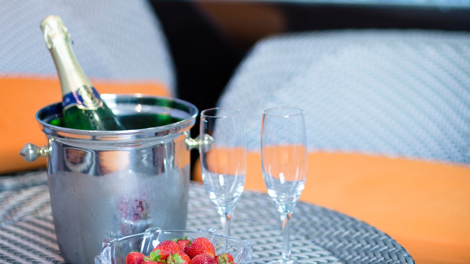 Luxury Family Hotel Royal Palace Πράγα Δωμάτιο φωτογραφία Champagne in a cooler