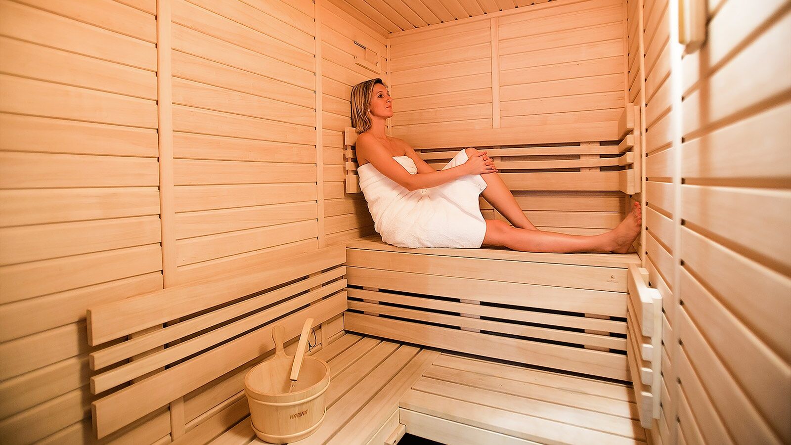 Luxury Family Hotel Royal Palace Πράγα Ανέσεις φωτογραφία A woman in a sauna